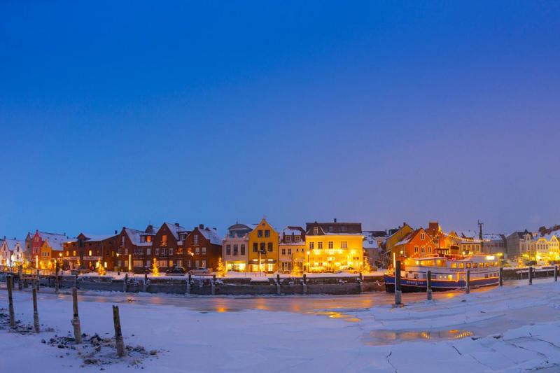 Weihnachtliche Hafenkulisse in Husum | © Foto Oliver Franke
